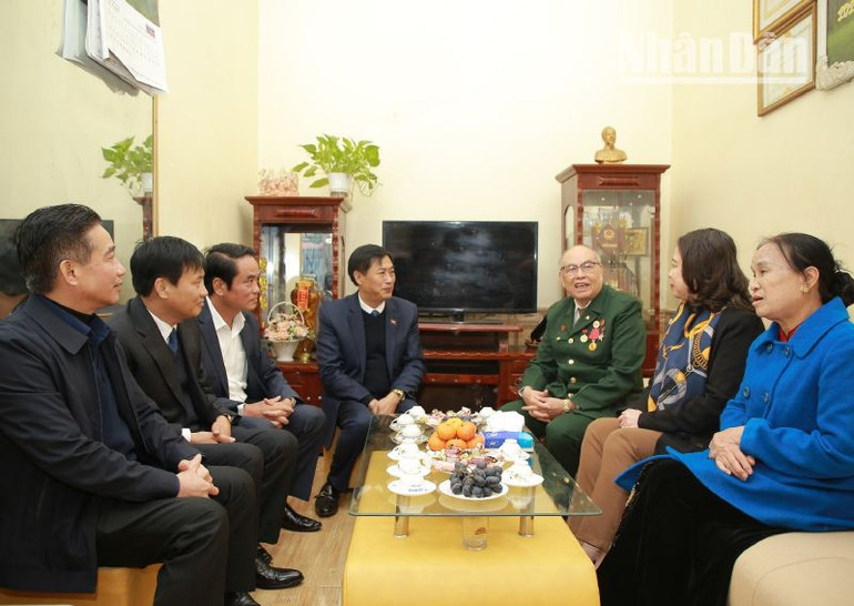 Đồng chí Phó Chủ tịch nước cùng đoàn công tác thăm, tặng quà gia đình thương binh Cầm Chí Kiên, tổ 7, phường Tô Hiệu, Thành phố Sơn La.