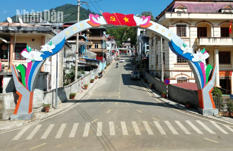 Đường rẽ từ Quốc lộ 6 lên sân Trung tâm Hành chính-Chính trị huyện Thuận Châu đã được cải tạo, mở rộng và tạo nên cảnh quan đẹp.