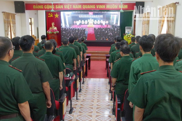 Cán bộ, chiến sĩ Bộ đội Biên phòng tỉnh Sơn La theo dõi Lễ truy điệu đồng chí Tổng Bí thư Nguyễn Phú Trọng.