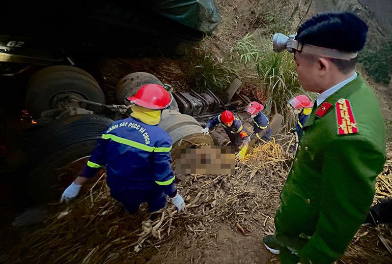 Dưới ta-luy âm cách mặt đường thuộc tuyến Quốc lộ 37 khoảng 200m xe đầu kéo BKS 47H-01862 bị lật úp, rơ-moóc BKS 47R-00562 không có hàng hóa, bị tách rời khỏi xe đầu kéo.