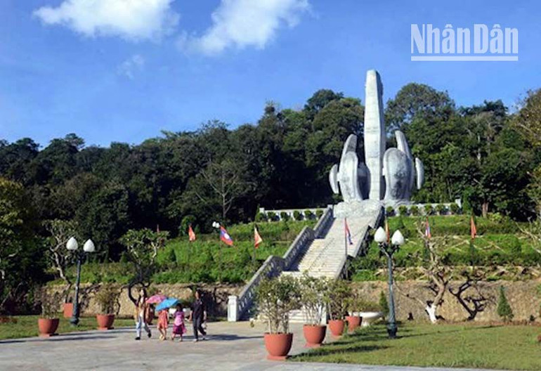 Đài biểu tượng tình đoàn kết, hữu nghị Việt Nam-Lào tại bản Lao Khô, xã Phiêng Khoài, huyện Yên Châu, tỉnh Sơn La (Việt Nam), địa danh lưu nhiều dấu ấn đặc biệt về sự liên minh đoàn kết chiến đấu có một không hai trên thế giới, là biểu tượng của mối quan hệ đặc biệt giữa hai Đảng, hai nhà nước và hai dân tộc.