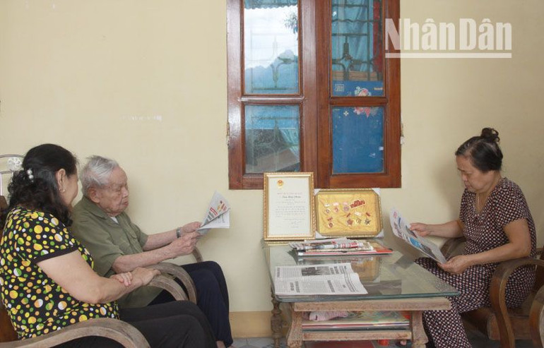 Hằng ngày, cụ Tăng Hồng Phong đều ngóng chờ con, cháu mang Báo Nhân Dân về cho cụ đọc.