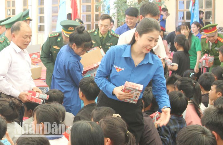 Chương trình cũng đã dành tặng nhiều phần quà cho các em học sinh xã Phiêng Pằn.