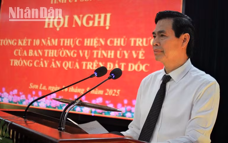 Đồng chí Hoàng Quốc Khánh, Bí thư Tỉnh ủy Sơn La phát biểu tại Hội nghị tổng kết 10 năm thực hiện chủ trương về trồng cây ăn quả trên đất dốc.