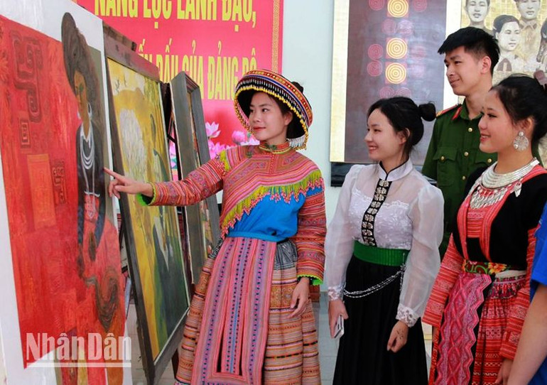 Đoàn viên, thanh niên các dân tộc tham quan triển lãm tại cuộc tọa đàm kỷ niệm 80 năm ra đời “Đề cương về Văn hóa Việt Nam”.