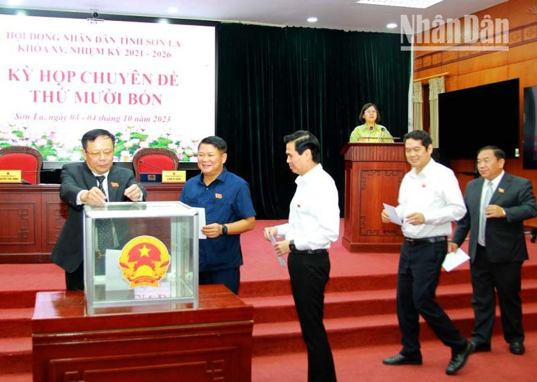 Các đại biểu tiến hành bỏ phiếu tín nhiệm đối với những người giữ chức vụ do Hội đồng nhân dân tỉnh Sơn La, khóa 15 bầu.