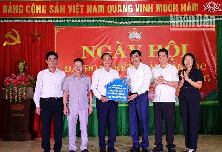 Đoàn công tác Ban Nội chính Trung ương tặng huyện Mai Sơn 5 nhà đại đoàn kết, trị giá 250 triệu đồng.