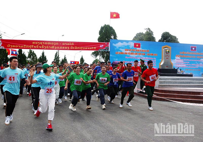 Sĩ quan trẻ và đoàn thanh niên hai bên biên giới tham gia chạy việt dã xuyên biên giới trong chuỗi các hoạt động giao lưu sĩ quan trẻ lực lượng bảo vệ biên giới Việt Nam-Lào lần thứ 2, năm 2024.