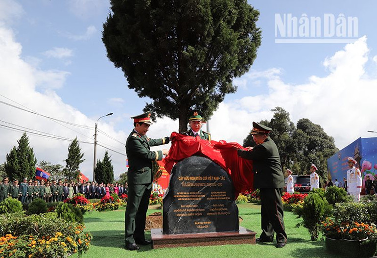 Đại tướng Phan Văn Giang và Đại tướng Chansamone Chanyalath trồng cây hữu nghị tại cửa khẩu Lóng Sập, huyện Mộc Châu, tỉnh Sơn La.