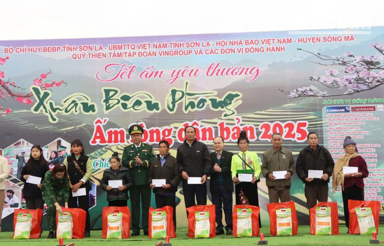 Lãnh đạo Bộ Chỉ huy Bộ đội Biên phòng tỉnh Sơn La và Hội Nhà báo Việt Nam tặng quà cho các hộ gia đình có hoàn cảnh khó khăn.