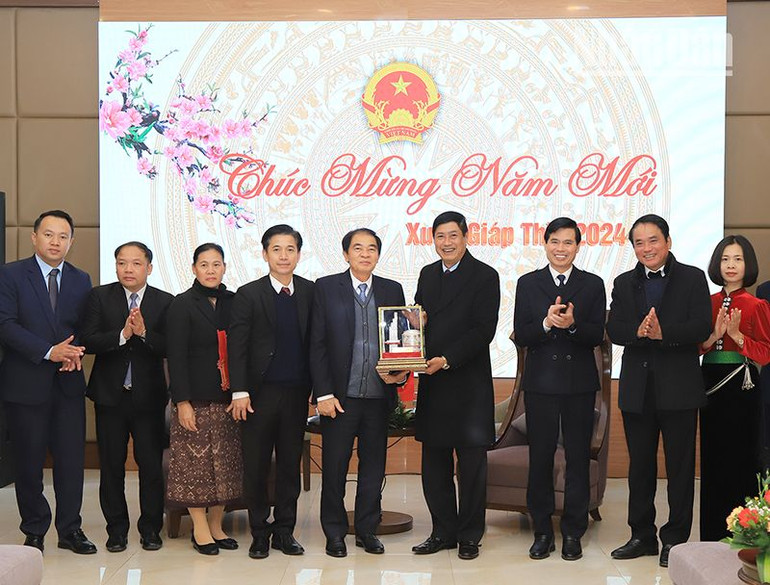 Lãnh đạo tỉnh Huaphanh, nước bạn Lào tặng quà cho tỉnh Sơn La. Lãnh đạo tỉnh Huaphanh, nước bạn Lào tặng quà cho tỉnh Sơn La.