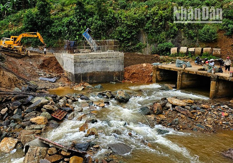 Hiện tại, người và xe máy có thể di chuyển được qua khu vực này.