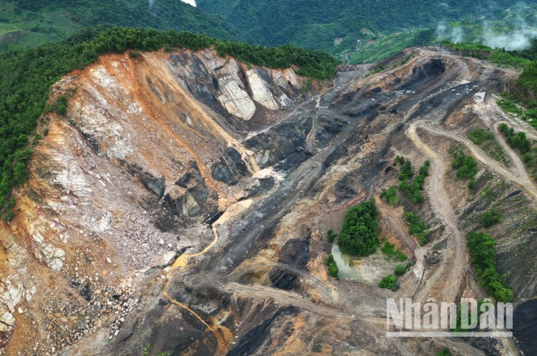 Các hộ dân tại bản Nà Lồi, xã Suối Bàng cho rằng việc khai thác than đã gây ra việc trượt sạt, đất đá và xỉ than, than trôi xuống phía dưới khi có mưa.