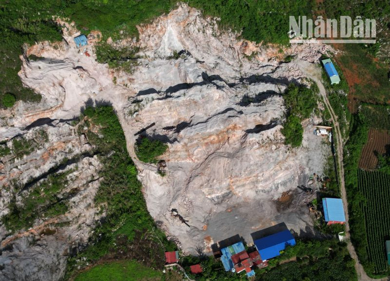 Sau khi Báo Nhân Dân phản ánh, tại khu vực xóm Bó Cang, tiểu khu Bó Bun, thị trấn Nông trường Mộc Châu không thấy máy móc khai thác khoáng sản trái phép như trước đó. (Ảnh chụp chiều 26/6/2023)