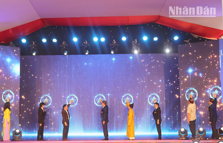 Các đại biểu ấn nút khánh thành nhà máy phân bón Sông Lam Tây Bắc. Các đại biểu ấn nút khánh thành nhà máy phân bón Sông Lam Tây Bắc.