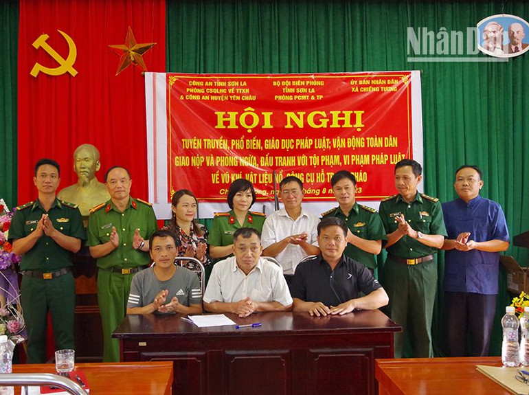 Các đơn vị tổ chức ký kết với xã, người dân tại hội nghị tuyên truyền.