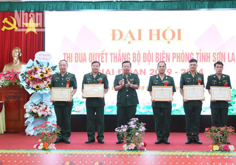 Lãnh đạo Bộ Tư lệnh Bộ đội Biên phòng tặng Bằng khen cho các tập thể, cá nhân.