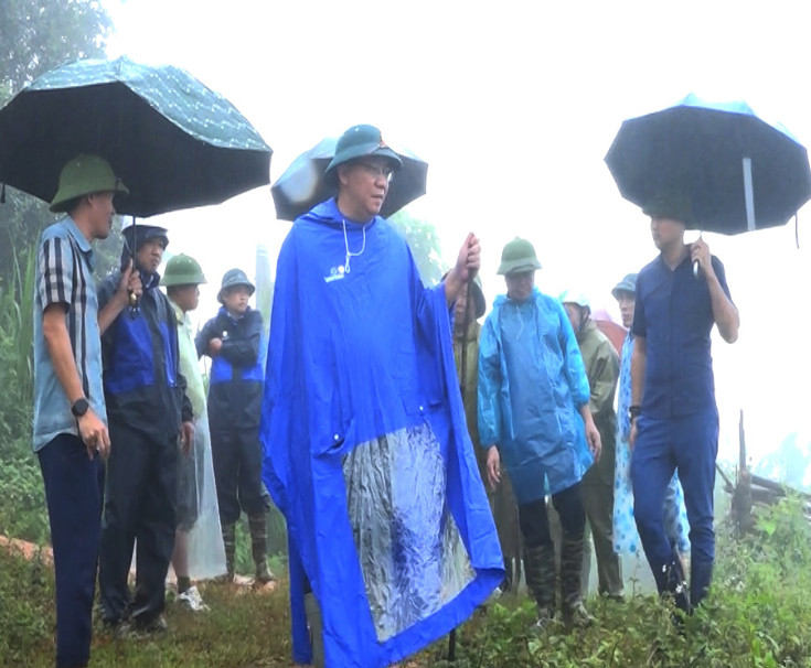 Lãnh đạo Ủy ban nhân dân huyện Mường La và các đơn vị kiểm tra, đánh giá tình hình sạt lở tại bản Mường Chiến, xã Ngọc Chiến. Ảnh: (HÀ GIANG)