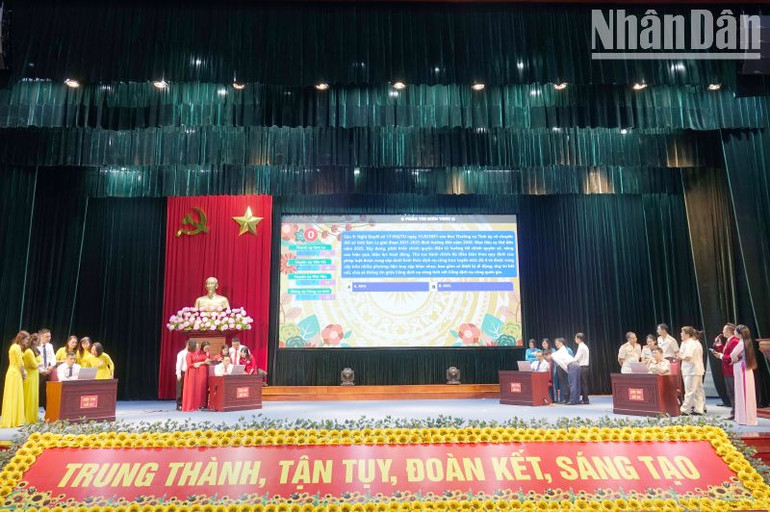 Các đội tham gia phần thi tại Hội thi "Cán bộ, nhân viên văn phòng cấp ủy giỏi" tỉnh Sơn La lần thứ nhất.