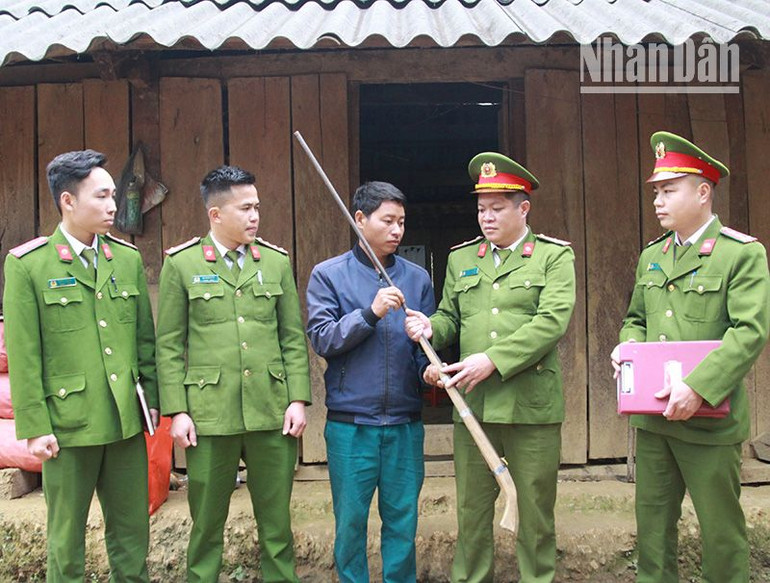 Công an xã Mường Thải, huyện Phù Yên vận động người dân giao nộp vũ khí tự chế.