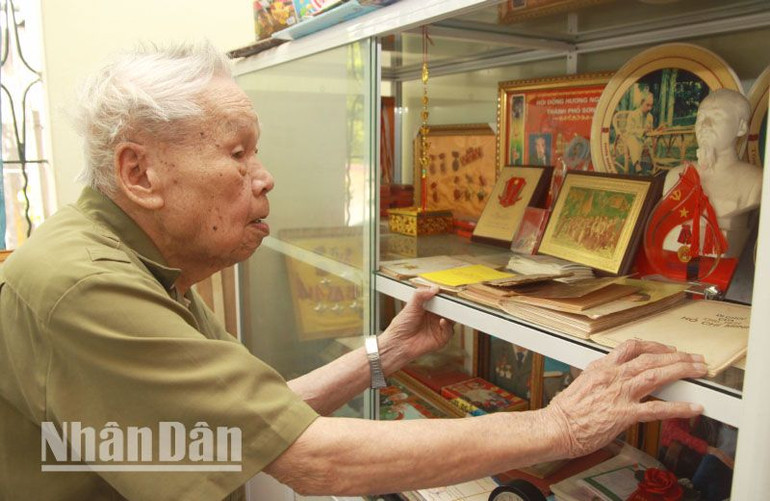 Cụ Tăng Hồng Phong còn có riêng 1 chiếc tủ kính lưu trữ những tài liệu của Đảng qua các thời kỳ và tài liệu, hình ảnh về Chủ tịch Hồ Chí Minh.