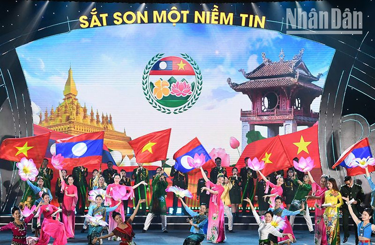 Văn nghệ tại chương trình Giao lưu công tác chính trị và sĩ quan trẻ quân đội hai nước Việt Nam-Lào.