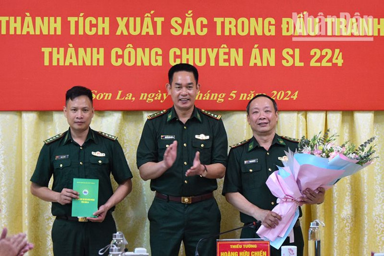 Lãnh đạo Bộ Chỉ huy Bộ đội Biên phòng tỉnh Sơn La khen thưởng các tập thể, cá nhân trong Chuyên án SL 224.