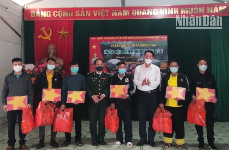 Tặng cờ Tổ quốc và quà cho các hộ gia đình xã Mường Sai, Sông Mã trong ngày hội biên phòng toàn dân. Tặng cờ Tổ quốc và quà cho các hộ gia đình xã Mường Sai, Sông Mã trong ngày hội biên phòng toàn dân.