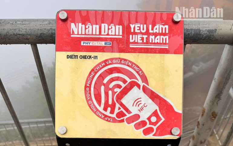 Tại Sơn La, Báo Nhân Dân đã phối hợp với các đối tác lắp đặt miễn phí 3 điểm với bảng gắn chíp NFC tại 3 địa danh nổi tiếng thuộc huyện Bắc Yên, thành phố Sơn La và thị xã Mộc Châu. Tại Sơn La, Báo Nhân Dân đã phối hợp với các đối tác lắp đặt miễn phí 3 điểm với bảng gắn chíp NFC tại 3 địa danh nổi tiếng thuộc huyện Bắc Yên, thành phố Sơn La và thị xã Mộc Châu.