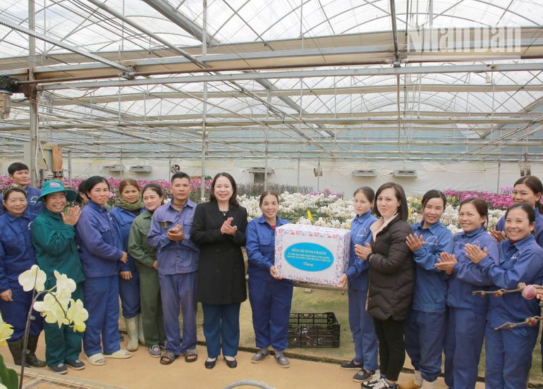 Đồng chí Phó Chủ tịch nước tặng quà công nhân Công ty cổ phần Hoa nhiệt đới.