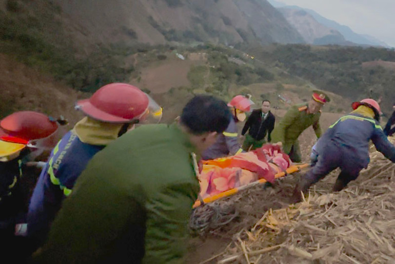 Vị trí nạn nhân gặp nạn dưới vực sâu, gây khó khăn cho việc di chuyển thi thể.