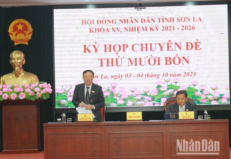 Các đồng chí chủ tọa kỳ họp chuyên đề lần thứ 14, Hội đồng nhân dân tỉnh Sơn La khóa 15, nhiệm kỳ 2021-2026 điều hành kỳ họp.