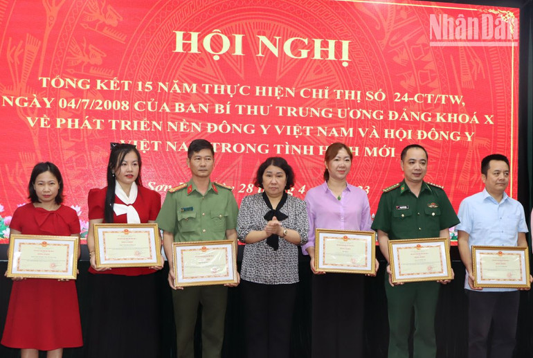 Lãnh đạo Ủy ban nhân dân tỉnh Sơn La trao Bằng khen cho các tập thể có thành tích xuất sắc trong thực hiện Chỉ thị số 24-CT/TW. Lãnh đạo Ủy ban nhân dân tỉnh Sơn La trao Bằng khen cho các tập thể có thành tích xuất sắc trong thực hiện Chỉ thị số 24-CT/TW.