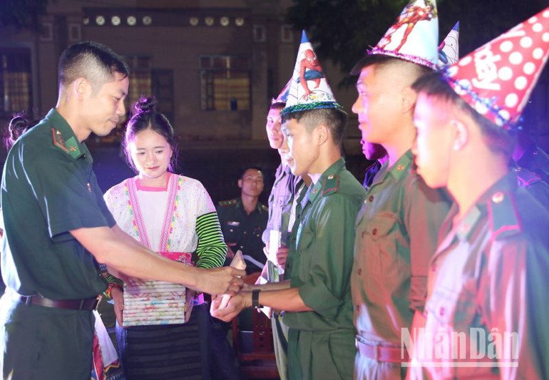 Lãnh đạo Phòng Chính trị Bộ đội Biên phòng tỉnh Sơn La tặng quà sinh nhật cho các chiến sĩ. Lãnh đạo Phòng Chính trị Bộ đội Biên phòng tỉnh Sơn La tặng quà sinh nhật cho các chiến sĩ.