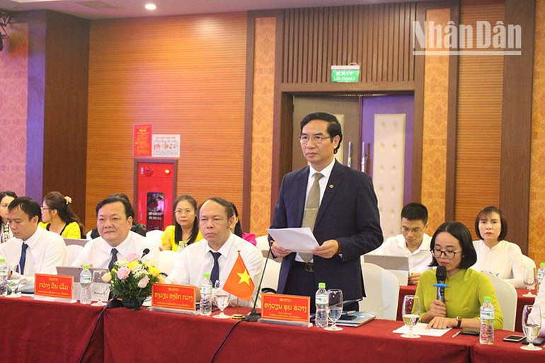 Lãnh đạo Sở Giáo dục và Đào tạo tỉnh Sơn La thông tin tới đoàn công tác các tỉnh Bắc Lào công tác đào tạo và dạy tiếng Việt cho Lưu học sinh Lào.