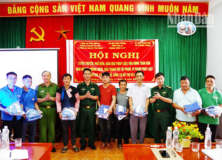 Lãnh đạo Công an và Bộ đội Biên phòng tỉnh Sơn La tặng quà cho người dân tự giác giao nộp súng tự chế.