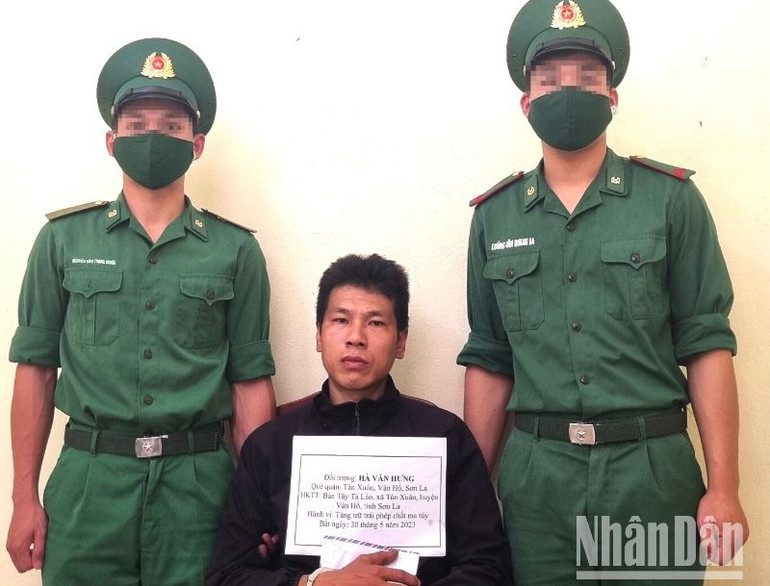 Đối tượng Hà Văn Hưng cùng tang vật.