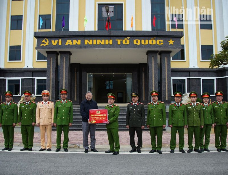 Đồng chí Đại tướng Tô Lâm, Ủy viên Bộ Chính trị, Bộ trưởng Công an tặng quà Tết cho cán bộ, chiến sĩ công an huyện Phù Yên.