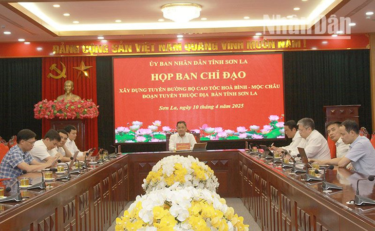 Đồng chí Nguyễn Đình Việt, Phó Bí thư Tỉnh ủy, Chủ tịch Ủy ban nhân dân tỉnh Sơn La chủ trì cuộc họp.