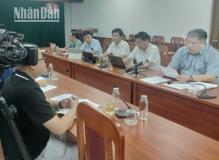 Sở Tài nguyên và Môi trường tỉnh Sơn La cung cấp các thông tin liên quan cho phóng viên Báo Nhân Dân tại cuộc làm việc.