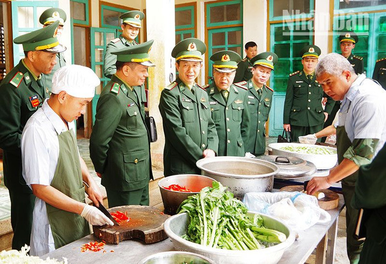 Đoàn kiểm tra công tác bảo đảm hậu cần và khẩu phần ăn của bộ đội tại Đồn Biên phòng Cửa Khẩu Chiềng Khương và Tiểu đoàn Huấn luyện-Cơ động. Đoàn kiểm tra công tác bảo đảm hậu cần và khẩu phần ăn của bộ đội tại Đồn Biên phòng Cửa Khẩu Chiềng Khương và Tiểu đoàn Huấn luyện-Cơ động.