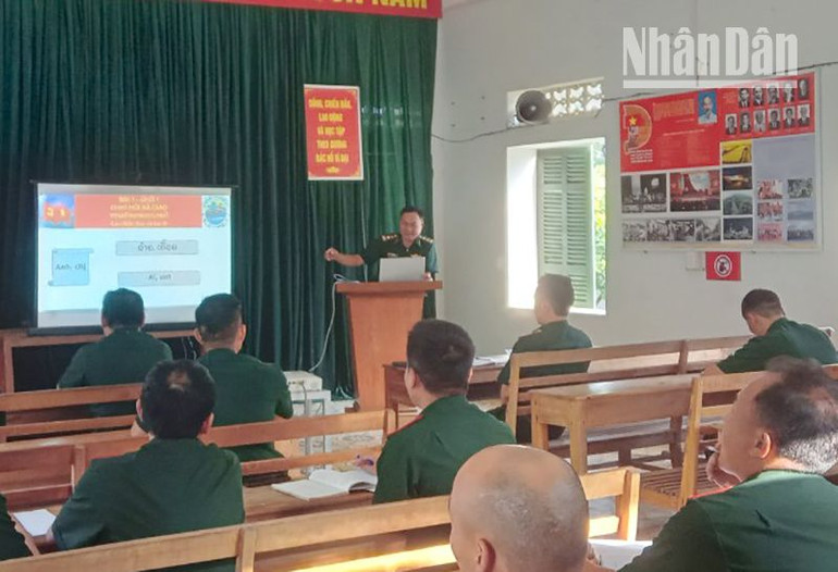 Đồn Biên phòng Mường Cai, huyện Sông Mã giảng dạy tiếng Lào cho cán bộ, chiến sĩ trong đơn vị.