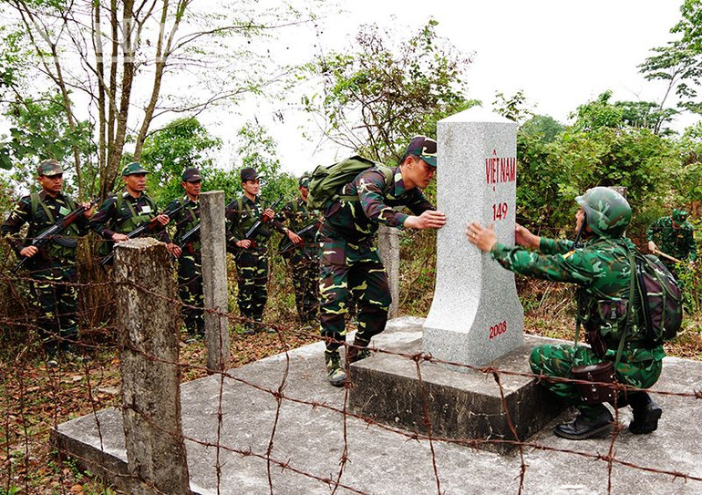 Lực lượng Biên phòng tỉnh Sơn La phối hợp với lực lượng Biên phòng tỉnh Louangphabang, nước bạn Lào kiểm tra cột mốc 149 trên biên giới.