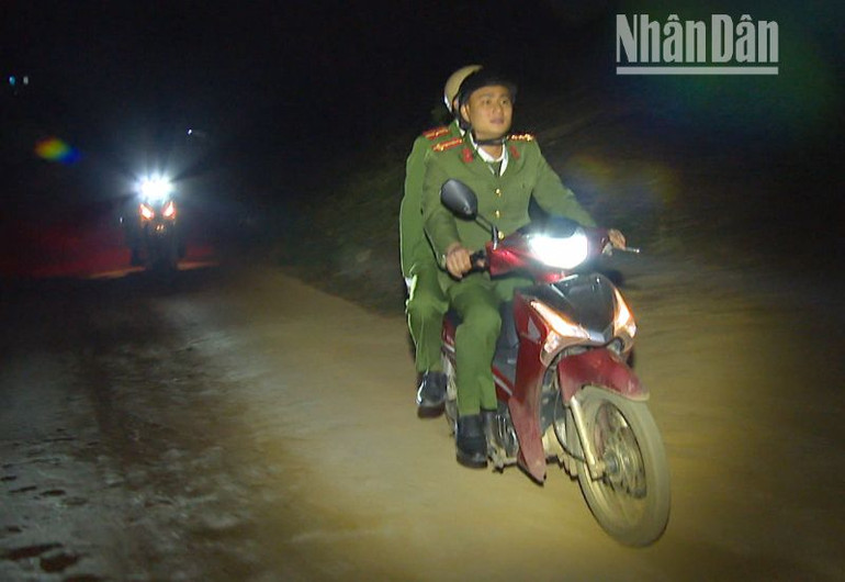 Hình ảnh những chiến sĩ công an chính quy ngày, đêm bám nắm địa bàn các xã, bản vùng cao đã trở nên quen thuộc với người dân.