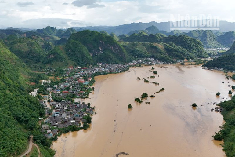 Mưa lớn kéo dài đã gây sạt lở, lũ quét và ngập úng tại nhiều huyện, thành phố của tỉnh Sơn La.