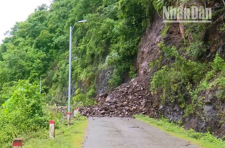 Mưa kéo dài đã gây sạt lở, đất đá gây ách tắc cục bộ từ quốc lộ 43 vào xã Quy Hướng đoạn qua huyện Mộc Châu. (Ảnh: Minh Đức)