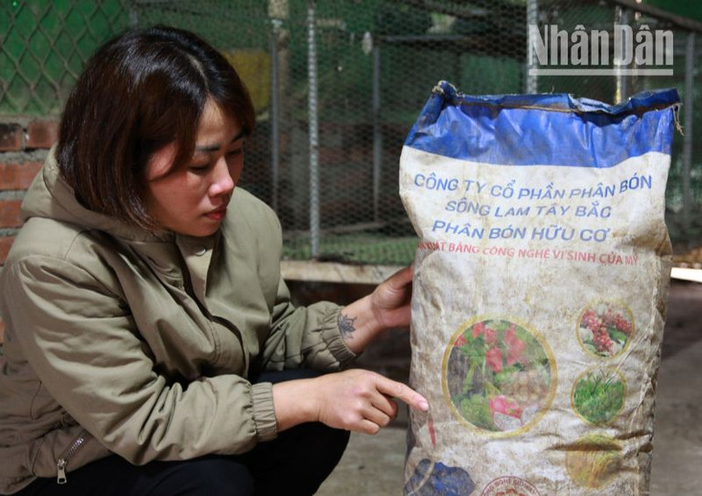 Bao phân hữu cơ còn lại do gia đình bà Nguyễn Phương Liên giữ lại để làm căn cứ. Bao phân hữu cơ còn lại do gia đình bà Nguyễn Phương Liên giữ lại để làm căn cứ.