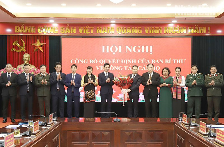 Tập thể Ban Thường vụ Tỉnh ủy Sơn La tặng hoa chúc mừng đồng chí Nguyễn Đình Việt. Tập thể Ban Thường vụ Tỉnh ủy Sơn La tặng hoa chúc mừng đồng chí Nguyễn Đình Việt.