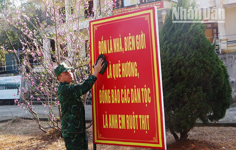 Cán bộ Tiểu đoàn Huấn luyện-Cơ động vệ sinh các hệ thống biển, bảng chuẩn bị đón chiến sĩ mới. Cán bộ Tiểu đoàn Huấn luyện-Cơ động vệ sinh các hệ thống biển, bảng chuẩn bị đón chiến sĩ mới.