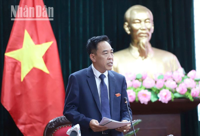 Lãnh đạo Sở Nông nghiệp và Phát triển Nông thôn tỉnh Sơn La trả lời chất vấn tại kỳ họp thứ 10, khóa XV, nhiệm kỳ 2021-2026.